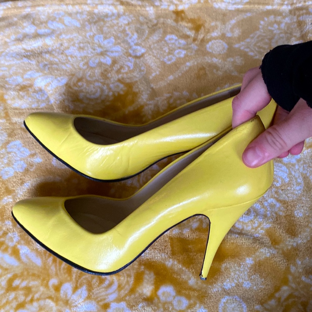 Yellow Pepe Jimenez pumps, size 7.5